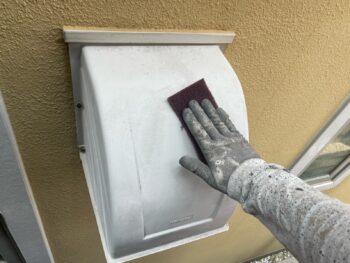 横浜市栄区I様邸換気フード塗装前ケレン