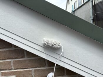 横浜市磯子区K様邸破風塗装上塗り2回目