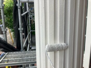 横浜市栄区W様邸円柱塗装上塗り2回目