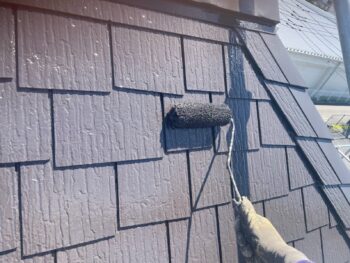 横浜市栄区I様邸グランセラベスト2液ファイン屋根塗装上塗り2回目