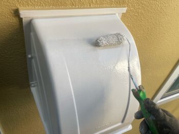 横浜市栄区I様邸換気フード塗装上塗り2回目