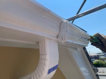 横浜市栄区I様邸軒樋塗装上塗り2回目