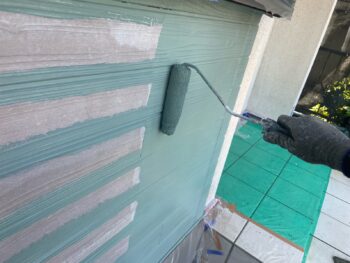 横浜市金沢区T様邸グランセラトップ1液水性外壁塗装上塗り1回目