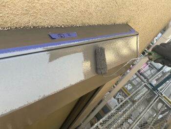 横浜市金沢区T様邸シャッターボックス塗装上塗り1回目