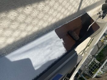 横浜市金沢区T様邸霧除け庇塗装上塗り1回目