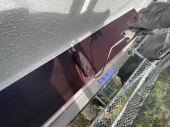 横浜市金沢区T様邸霧除け庇塗装上塗り2回目