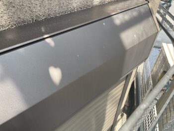 横浜市金沢区T様邸シャッターボックス塗装施工前