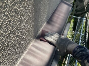 横浜市金沢区T様邸霧除け庇塗装前ケレン作業