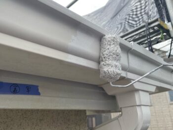 横浜市金沢区T様邸軒樋塗装上塗り1回目