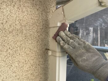 横浜市金沢区T様邸竪樋塗装前ケレン