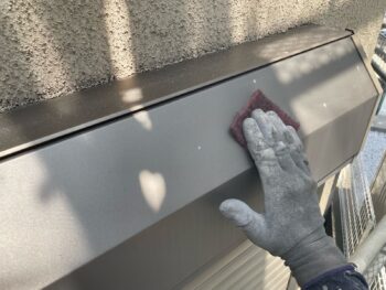 横浜市金沢区T様邸シャッターボックス塗装前ケレン