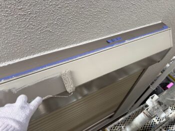 横浜市金沢区T様邸シャッターボックス塗装上塗り2回目