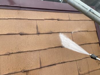 横浜市金沢区T様邸スーパーガルテクト屋根カバー工法施工前高圧洗浄