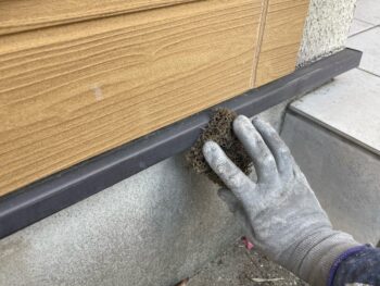 横浜市金沢区T様邸水切り塗装前ケレン