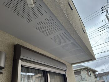 横浜市金沢区T様邸軒天換気口塗装施工前