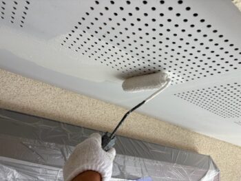 横浜市金沢区T様邸軒天換気口塗装上塗り1回目