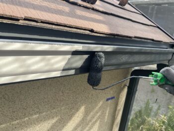 横浜市金沢区Y様邸軒樋塗装上塗り1回目