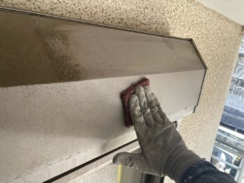 横浜市金沢区Y様邸シャッターボックス塗装前ケレン