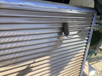 横浜市金沢区S様邸雨戸塗装上塗り2回目