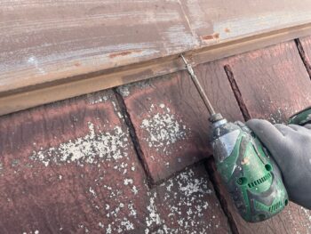 横浜市西区A様邸グランセラベスト2液ファイン棟板金塗装前ビス止め