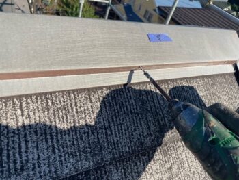 横浜市金沢区S様邸棟板金塗装前ビス止め