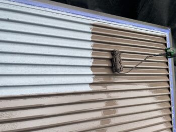 横浜市金沢区S様邸雨戸塗装上塗り1回目