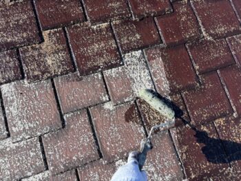 横浜市西区A様邸グランセラベスト２液ファイン屋根塗装下塗り１回目