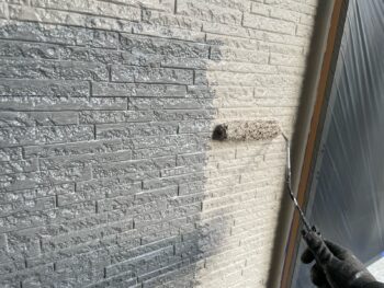 横浜市金沢区S様邸グランセラトップ1液水性外壁塗装上塗り1回目