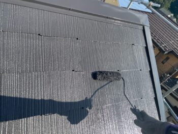 横浜市金沢区S様邸グランセラベスト2液ファイン屋根塗装上塗り2回目