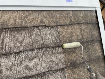 横浜市金沢区S様邸グランセラベスト2液ファイン屋根塗装下塗り1回目