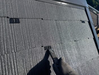 横浜市金沢区S様邸グランセラベスト2液ファイン屋根塗装タスペーサー挿入