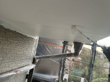 横浜市金沢区S様邸軒天塗装上塗り2回目