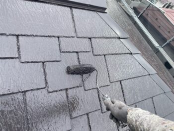 横浜市西区A様邸グランセラベスト２液ファイン屋根塗装上塗り２回目