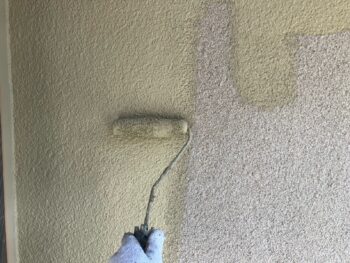 横浜市戸塚区I様邸インディフレッシュセラ外壁塗装上塗り1回目