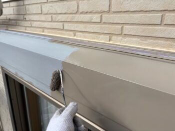 横浜市旭区Y様邸シャッターボックス塗装上塗り1回目