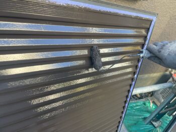 横浜市西区A様邸雨戸塗装上塗り2回目