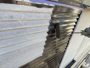 横浜市西区A様邸雨戸塗装上塗り1回目