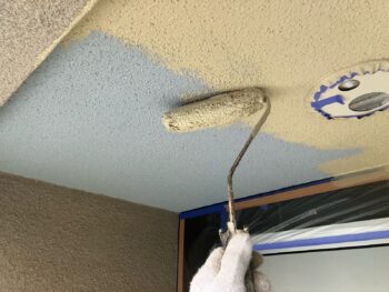 横浜市戸塚区I様邸軒天塗装上塗り1回目