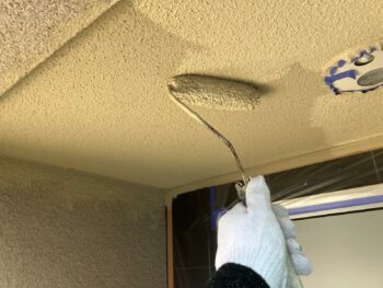 横浜市戸塚区I様邸軒天塗装上塗り2回目