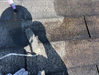 横浜市旭区Y様邸グランセラベスト２液ファイン屋根塗装下塗り1回目
