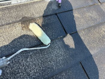 横浜市旭区Y様邸グランセラベスト２液ファイン屋根塗装下塗り2回目