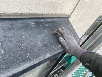 横浜市西区A様邸出窓天端塗装前ケレン