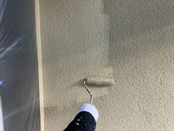 横浜市戸塚区I様邸インディフレッシュセラ外壁塗装上塗り2回目