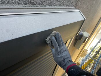横浜市戸塚区I様邸シャッターボックス塗装前ケレン