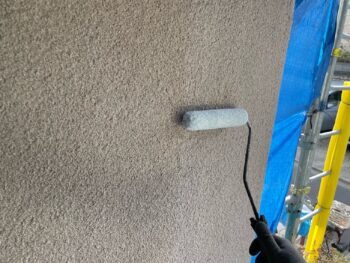 横浜市戸塚区I様邸インディフレッシュセラ外壁塗装下塗り