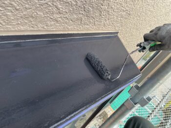 横浜市西区A様邸出窓天端塗装上塗り2回目