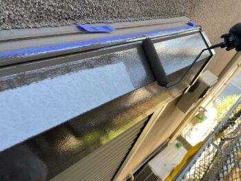 横浜市戸塚区I様邸シャッターボックス塗装上塗り1回目