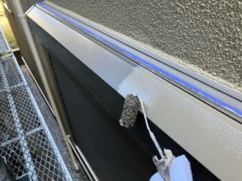 横浜市戸塚区I様邸シャッターボックス塗装上塗り2回目