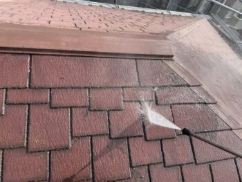 横浜市西区A様邸グランセラベスト2液ファイン屋根塗装前高圧洗浄作業