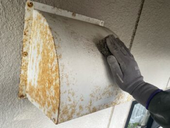横浜市西区A様邸換気フード塗装前ケレン作業